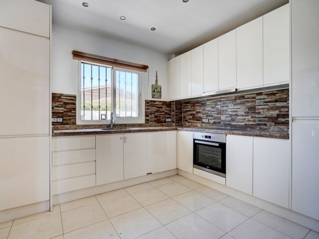 4 Makuuhuoneen Huvila Torreblanca