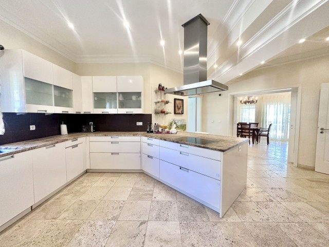 6 Slaapkamer Villa in El Rosario