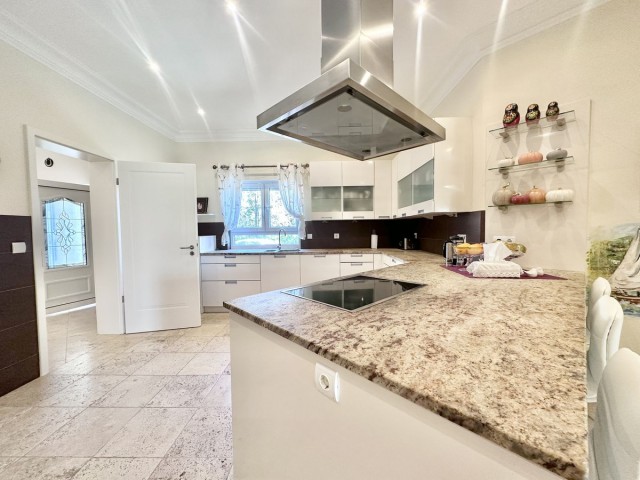 6 Slaapkamer Villa in El Rosario