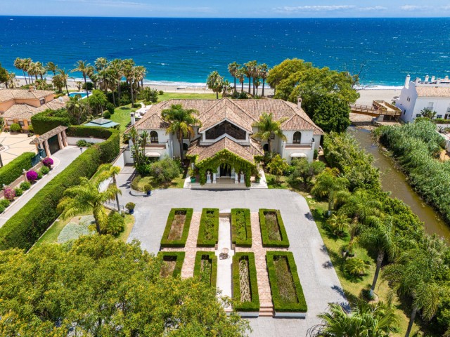 Villa con 9 Dormitorios  en Estepona