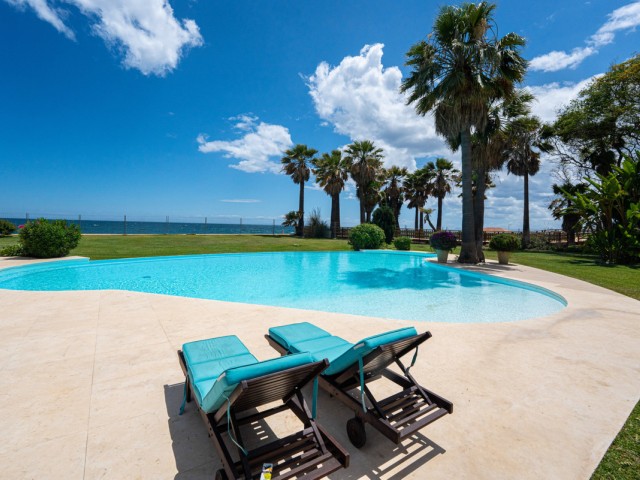 Villa con 9 Dormitorios  en Estepona