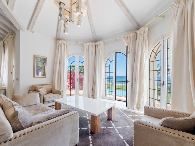 Villa con 9 Dormitorios  en Estepona