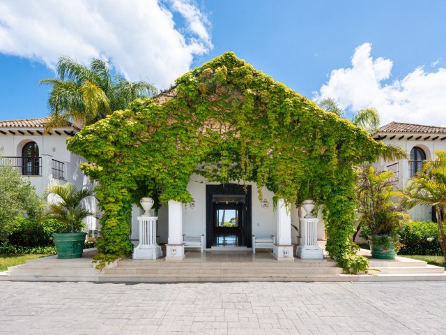 Villa con 9 Dormitorios  en Estepona