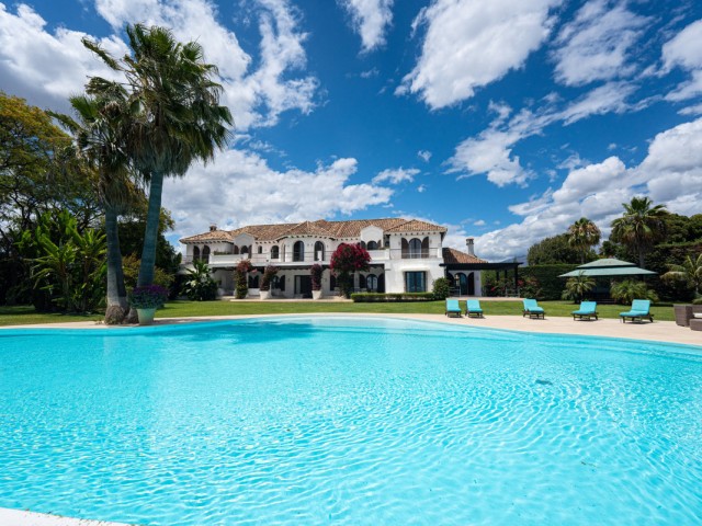 Villa con 9 Dormitorios  en Estepona