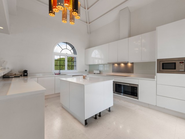 Villa con 9 Dormitorios  en Estepona