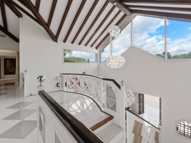 Villa con 9 Dormitorios  en Estepona