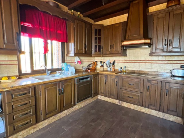 5 Soveroms Villa i Valtocado