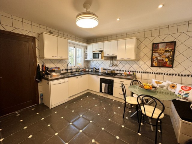 4 Schlafzimmer Villa in Estepona