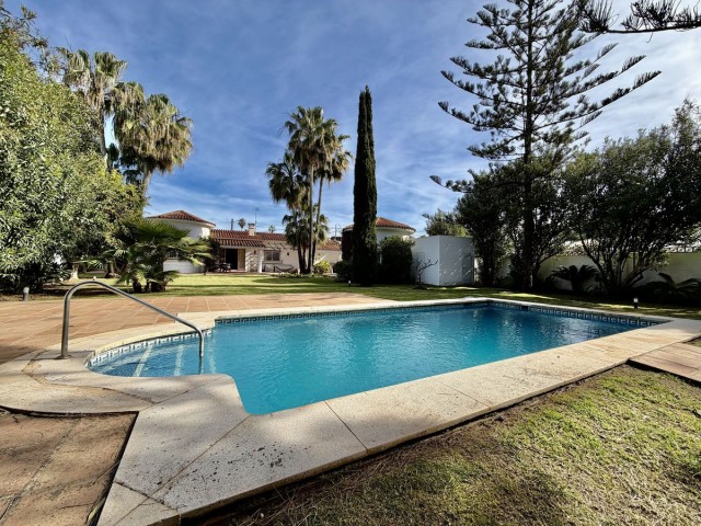 Villa avec 5 Chambres  à San Pedro de Alcántara