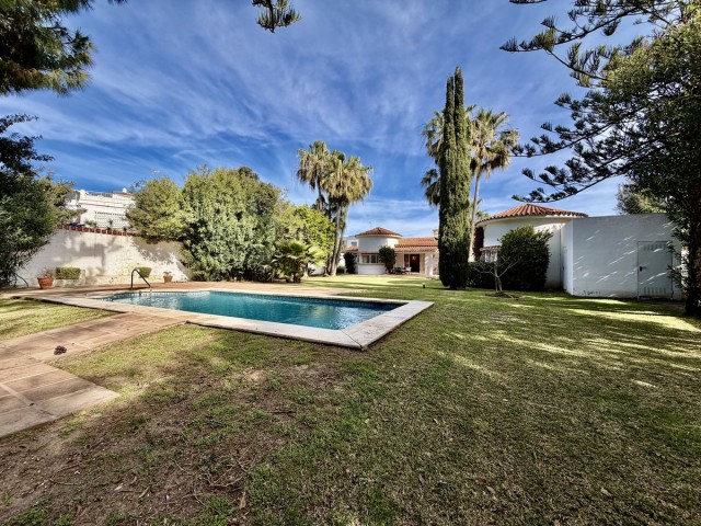 Villa avec 5 Chambres  à San Pedro de Alcántara