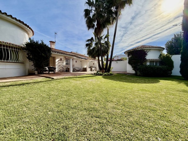 Villa avec 5 Chambres  à San Pedro de Alcántara