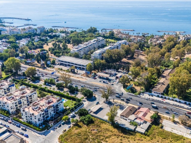 Comercial con 3 Dormitorios  en Puerto Banús