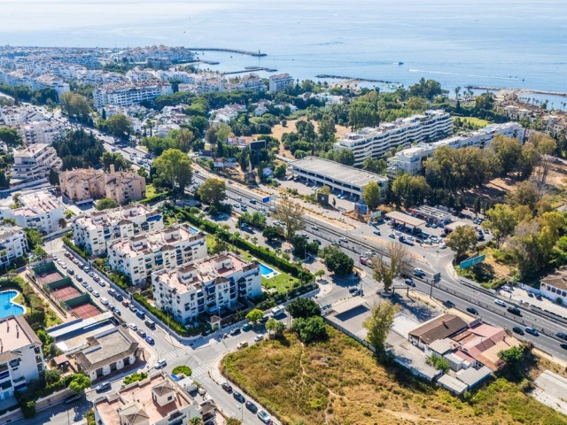 Comercial con 3 Dormitorios  en Puerto Banús