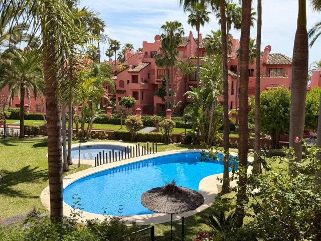 Apartamento con 2 Dormitorios  en Estepona