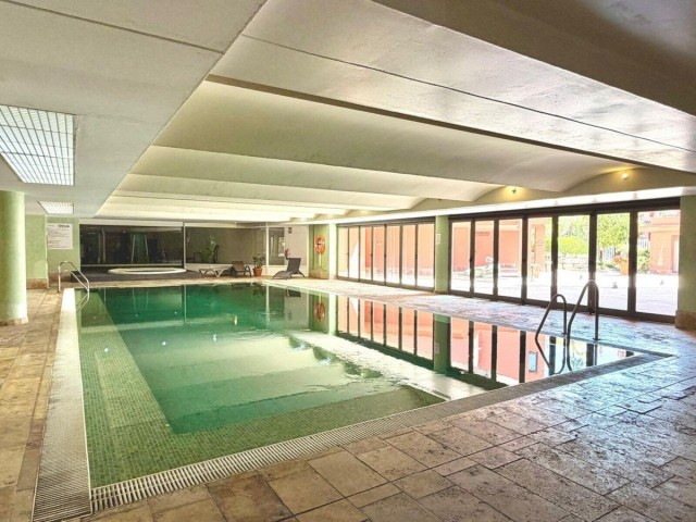 Apartamento con 2 Dormitorios  en Estepona