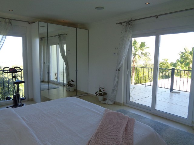 4 Makuuhuoneen Huvila Alhaurín de la Torre