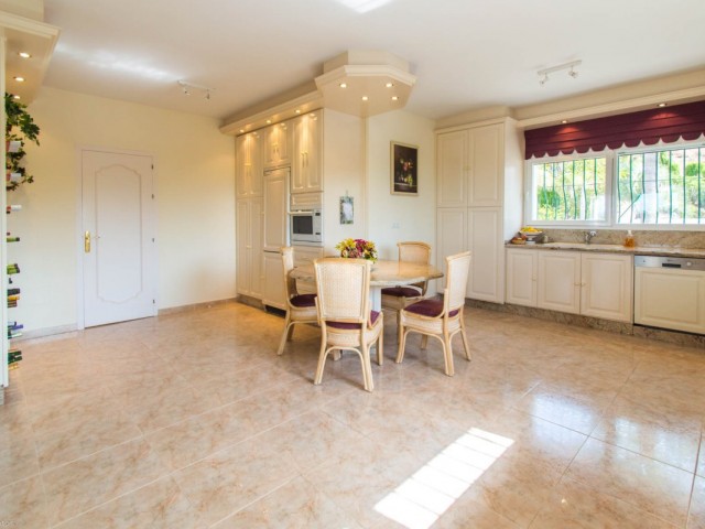 Villa avec 4 Chambres  à Valtocado