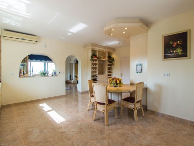 Villa avec 4 Chambres  à Valtocado