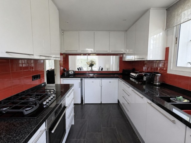 4 Slaapkamer Villa in La Duquesa