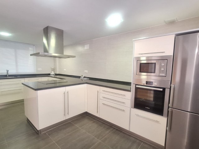 Apartamento con 3 Dormitorios  en Guadalmina Alta