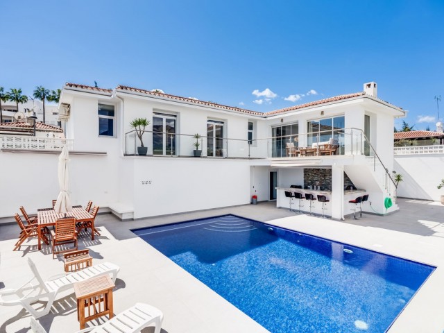 4 Bedrooms Villa in Estepona