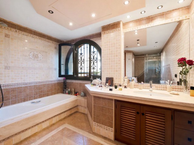 6 Sovrums Villa i Estepona