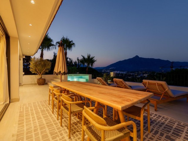 Villa con 6 Dormitorios  en Nueva Andalucía