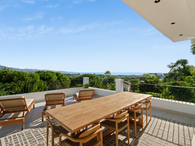Villa con 6 Dormitorios  en Nueva Andalucía