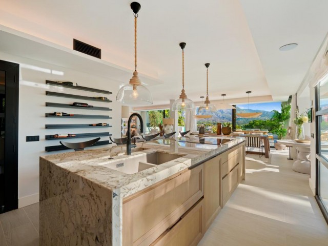 Villa con 6 Dormitorios  en Nueva Andalucía