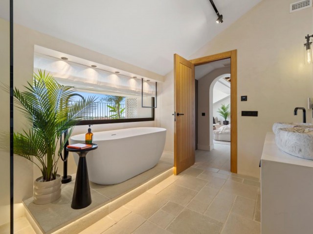 Villa con 6 Dormitorios  en Nueva Andalucía