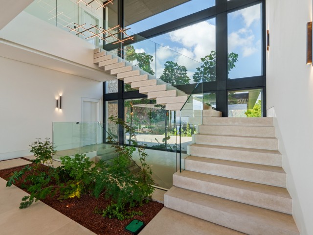 8 Bedrooms Villa in Marbella