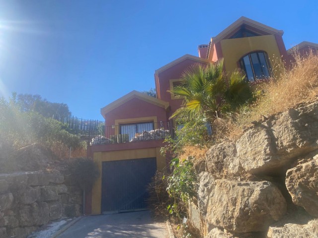 6 Bedrooms Villa in Elviria