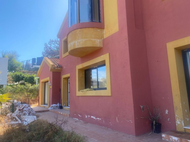 6 Bedrooms Villa in Elviria