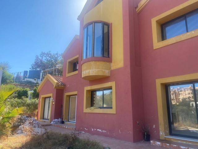 6 Bedrooms Villa in Elviria