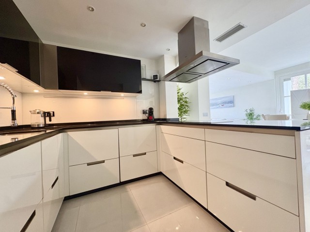 2 Bedrooms Apartment in Elviria