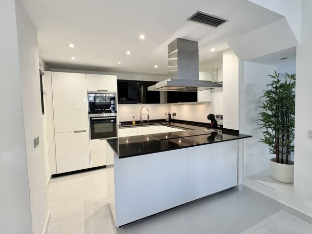 2 Bedrooms Apartment in Elviria