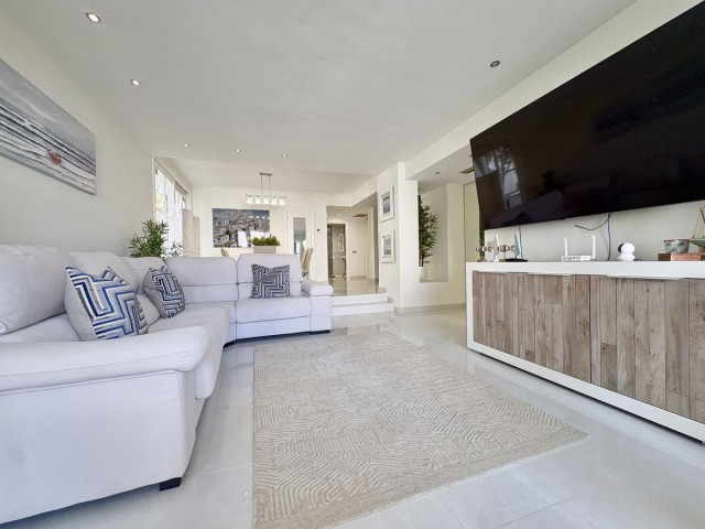 2 Bedrooms Apartment in Elviria