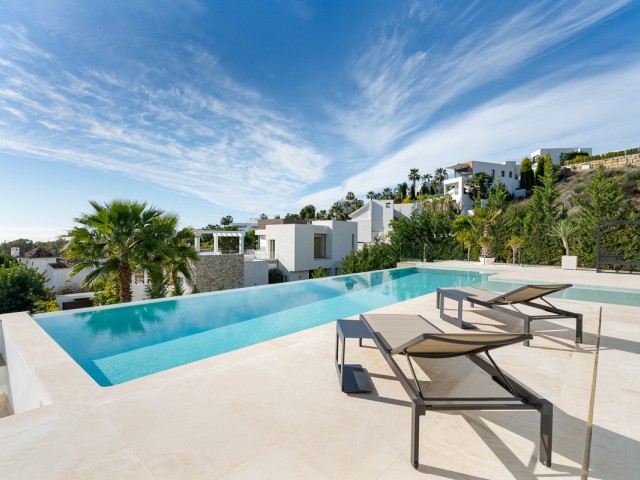 5 Bedrooms Villa in Benahavís