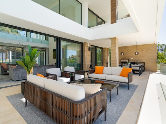 5 Bedrooms Villa in Benahavís