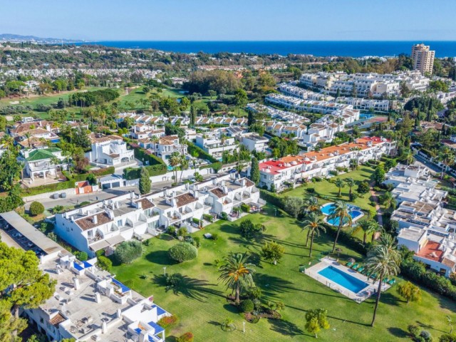 4 Slaapkamer Rijtjeshuis in Nueva Andalucía