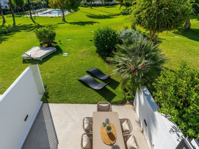 4 Slaapkamer Rijtjeshuis in Nueva Andalucía