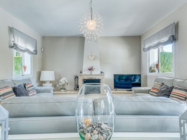 4 Bedrooms Villa in Calahonda