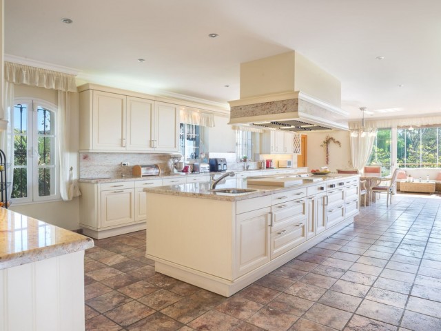 8 Bedrooms Villa in Altos de los Monteros