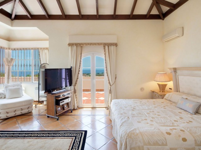 8 Bedrooms Villa in Altos de los Monteros
