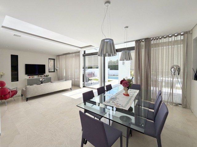 Villa avec 3 Chambres  à Nueva Andalucía