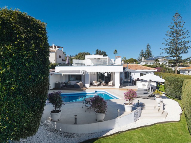 Villa avec 4 Chambres  à Nueva Andalucía