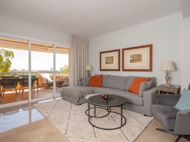 3 Bedrooms Apartment in Elviria