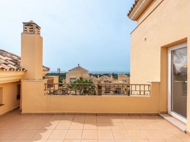 4 Bedrooms Apartment in Elviria
