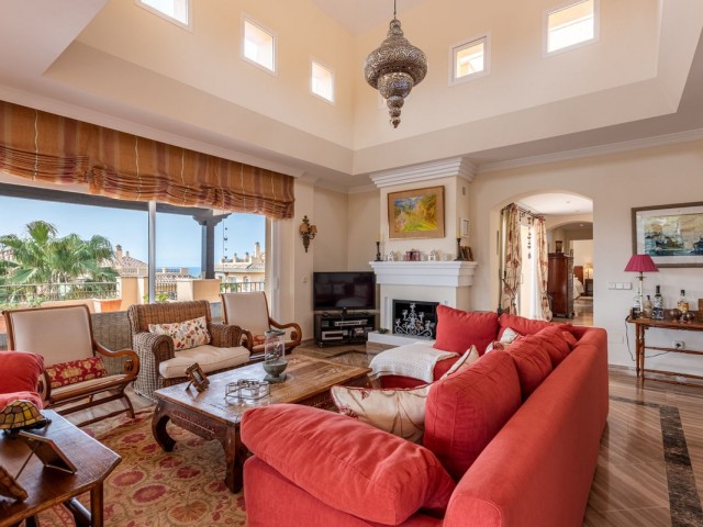 4 Bedrooms Apartment in Elviria