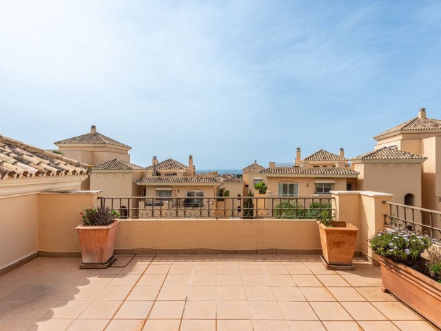 4 Bedrooms Apartment in Elviria